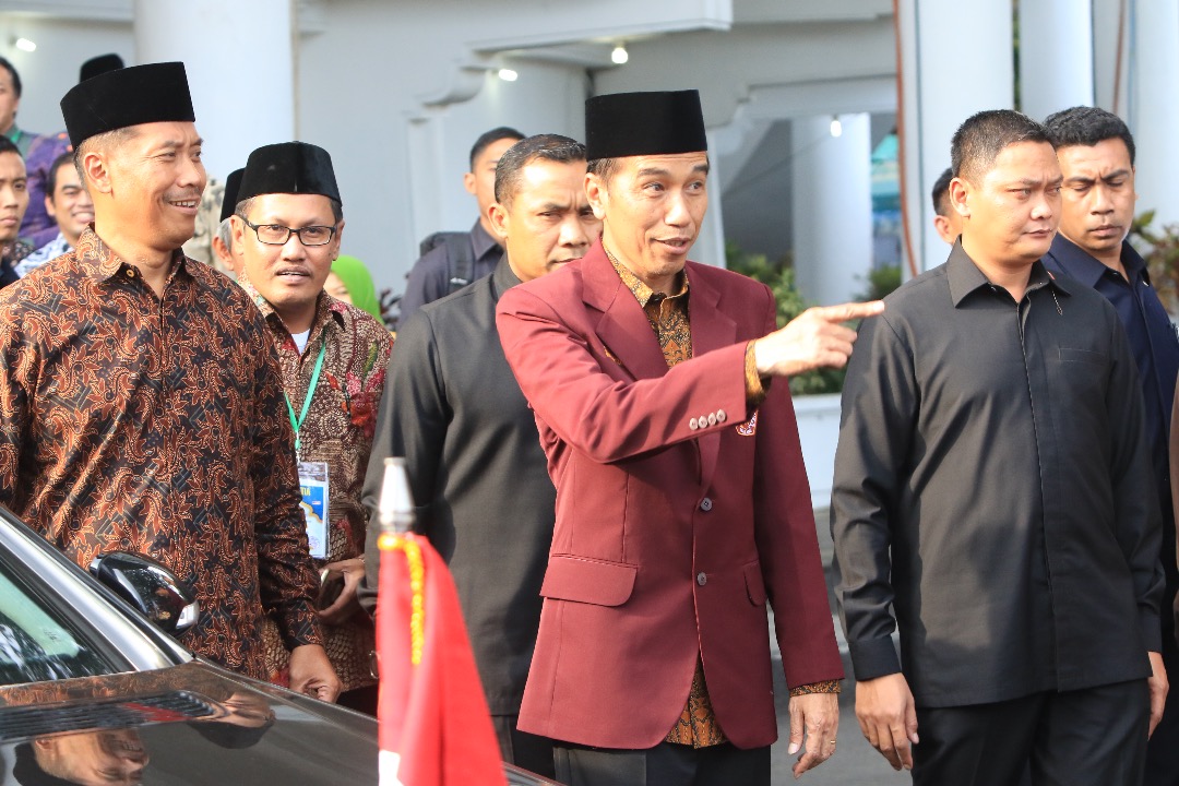 Presiden Jokowi saat hendak menghampiri mahasiswa yang berada di luar area Dome UMM. (Rino/Humas)